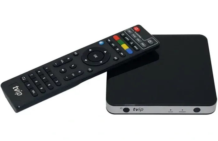 Boîtier IPTV TVIP noir avec sa télécommande, alternative compacte et stable