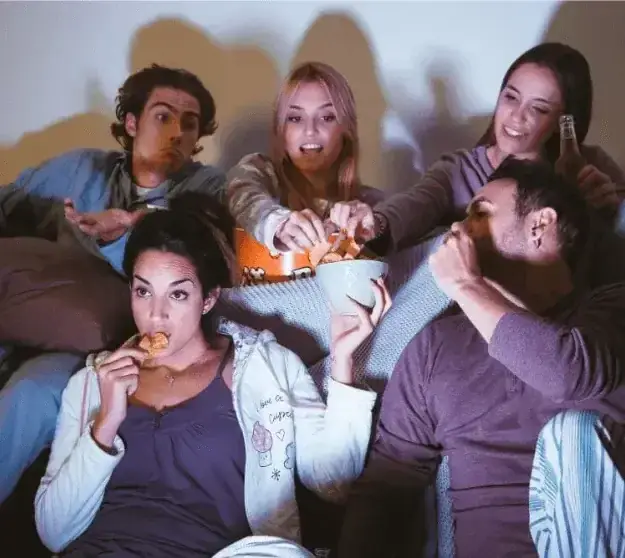 Soirée télé entre amis devant l'IPTV : quel prix pour un abonnement IPTV ?